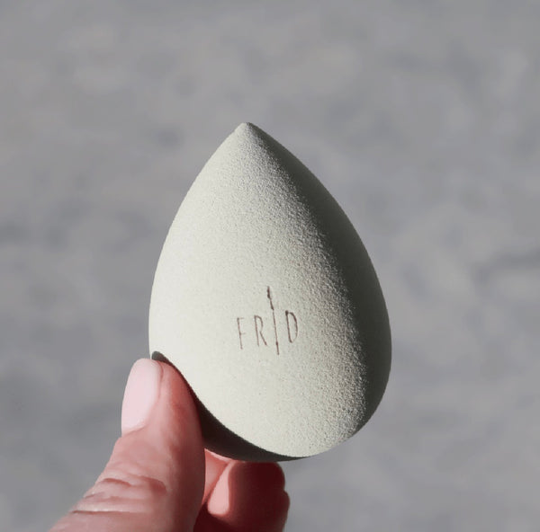 Frid Flawless foundation (Få med gratis makeup blender verdi 129,-)
