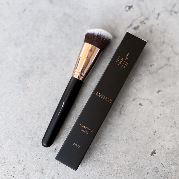 Frid foundation brush angled (også fin til blush stick)